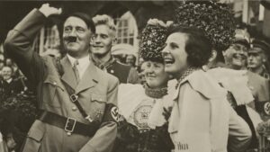 Adolf Hitler und die Film-Regisseurin Leni Riefenstahl (rechts) am Rande des NSDAP-Parteitags 1934 in Nürnberg